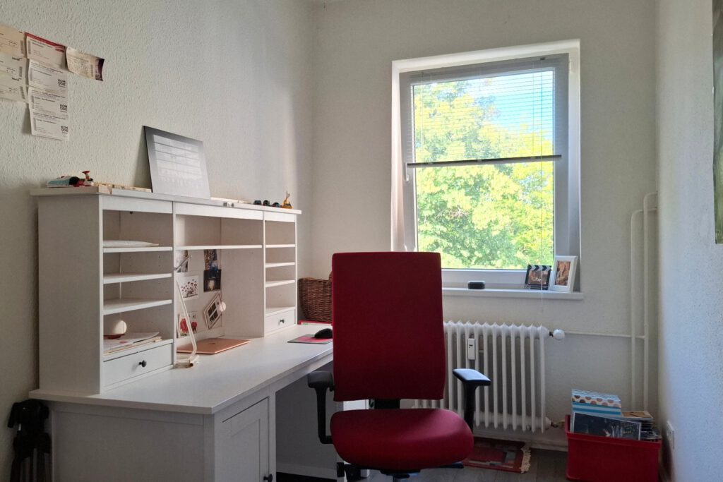 Nachher: Ein Arbeitszimmer, in dem konzentriert gearbeitet werden kann. Blick ins Arbeitszimmer nach dem Ordnungscoaching: Ein Raum, in dem konzentriert gearbeitet werden kann.