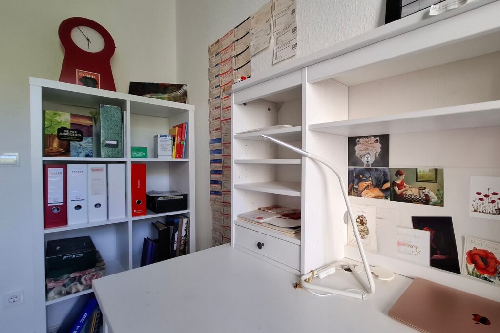 Nachher: Ordner und sonstige Gegenstände sind übersichtlich und geordnet im Regal verstaut. Blick ins Arbeitszimmer nach dem Ordnungscoaching: Ordner und sonstige Gegenstände sind übersichtlich und geordnet im Regal verstaut.