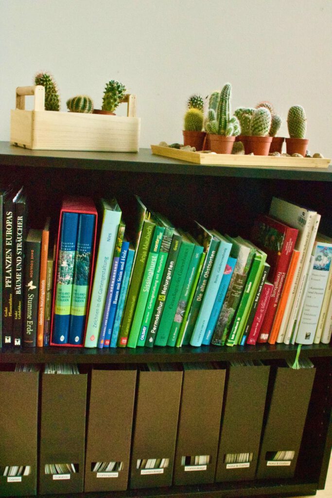 Nachher: Unterlagen und Bücher direkt griffbereit.