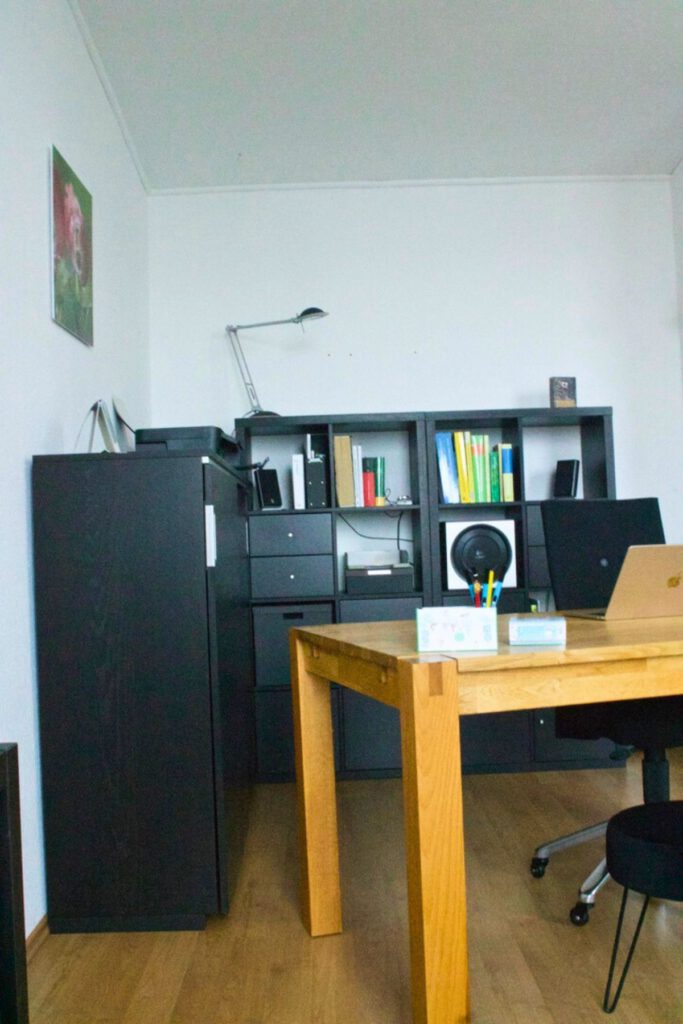 Nachher: ein freier Schreibtisch und übersichtliche Regale.