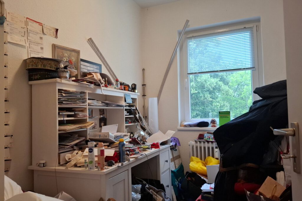 Vorher: Der gesamte Raum ist vollgestellt. Arbeiten ist nicht möglich. Blick ins Arbeitszimmer vor dem Ordnungscoaching: Der gesamte Raum ist vollgestellt. Arbeiten ist nicht möglich.